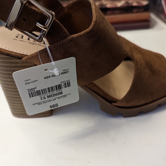 Sandals - Picture 4 of 4